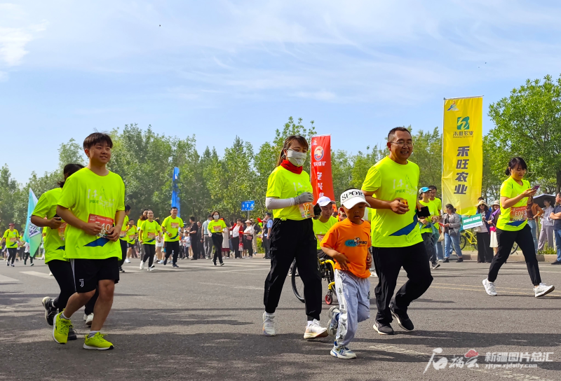 “跑”出花城新形象 自治區(qū)十四運半程馬拉松在伊犁河畔開賽