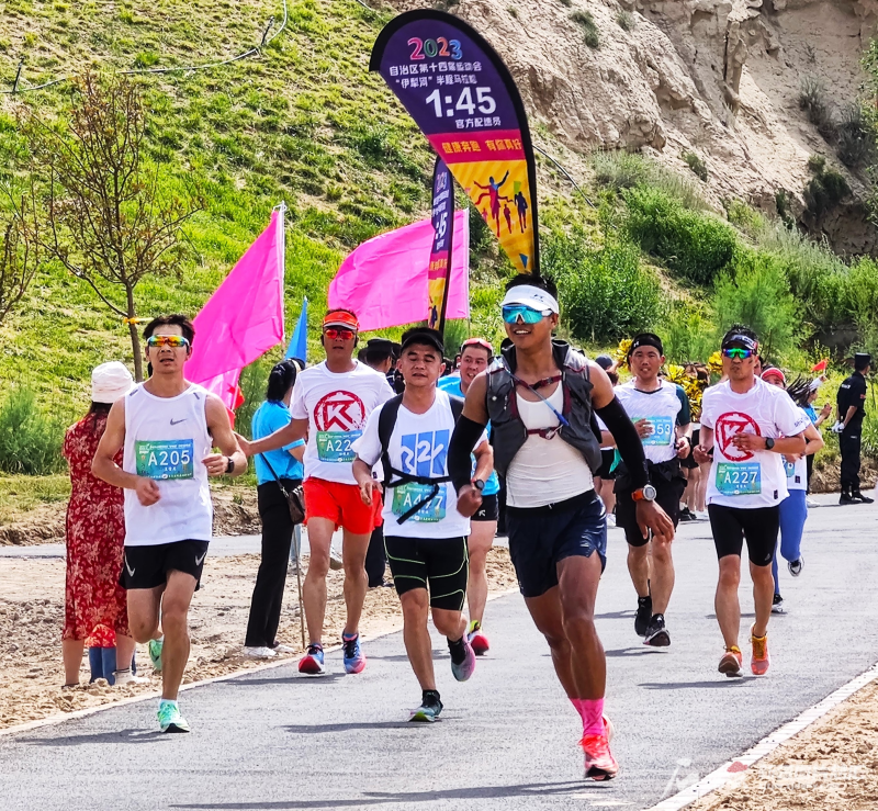 “跑”出花城新形象 自治區(qū)十四運半程馬拉松在伊犁河畔開賽
